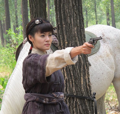 《枪炮侯》热播 王冕舞刀弄枪演"野丫头"