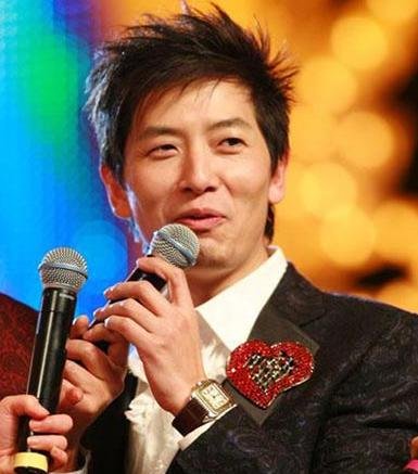 贾静雯否认与孔菁苹同性恋 盘点"被出柜"的