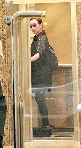 杨思琦撇下女儿独自打扮 母兼父职身材恢复