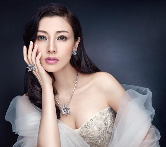李嘉欣89岁婆婆出门 两人搀扶派头似太后出巡