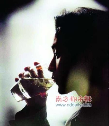粉丝网络纪念张国荣:历数8年间世事变化