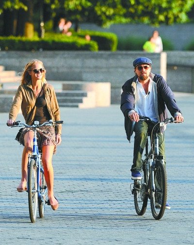 莱昂纳多与女友骑单车甜蜜约会 吹风大玩浪漫