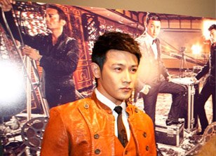 陆毅复古造型亮相艺术展 赞陈漫才华横溢