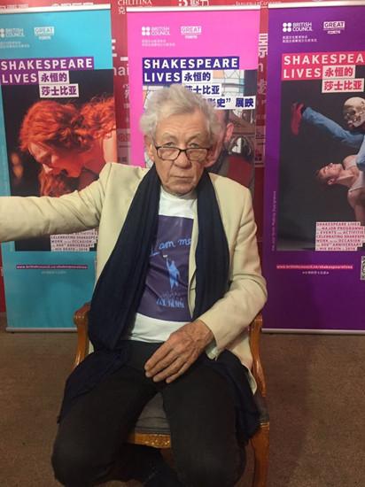 “甘道夫”中国行:去了相亲角,但重点为莎翁