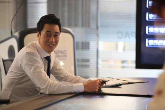 韩剧《幽灵》曝幕后片花 苏志燮阳光笑容满面