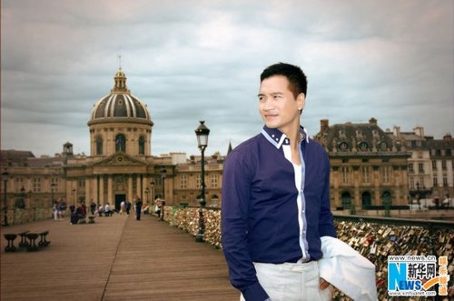 何晟铭巴黎写真大片 忙里偷闲感受欧洲浪漫之