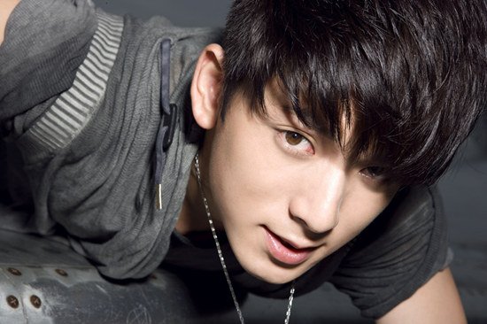 天娱艺人岁末扎堆发新片 陈翔称歌曲不怕被比