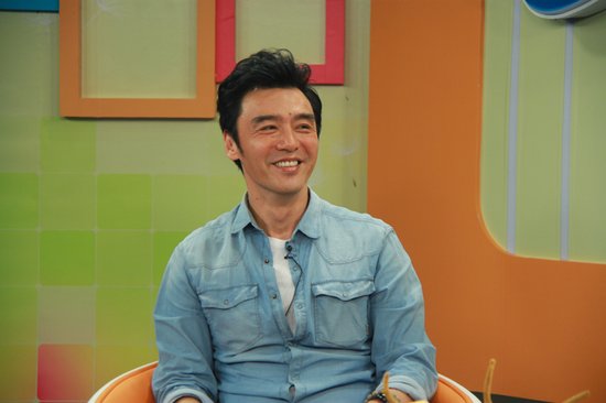 钟镇涛戏言被爱女催婚 合唱新歌《爸爸的话》