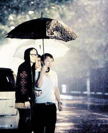 黃渤雨夜攜妻泡吧 洋氣愛妻“波波頭”現(xiàn)身(圖)