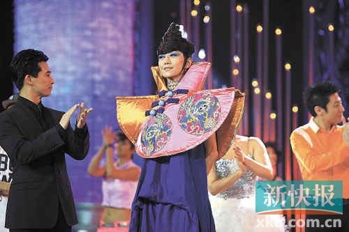 《舞出我人生》总决赛 杨丽萍穿着怪异像风筝