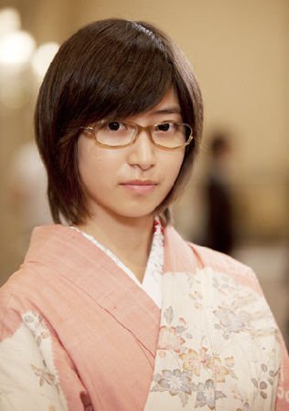 南泽央奈在日剧《金牌》中展示和服眼镜打扮