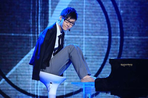 中国达人维也纳载誉 无臂钢琴师将登大银幕