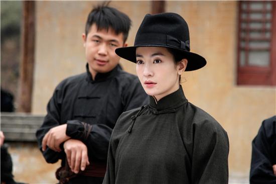该剧堪称抗战版《杨家女将》,讲述了痛失家族男丁的"丁家堡"巾帼女性