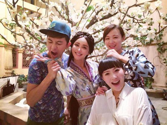 大左探班闺蜜张歆艺 相思成灾牵手互吻