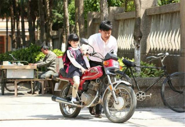 《我的仨妈俩爸》热播 李健馨月上演亲亲父女档_娱乐_腾讯网