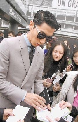 张亮米兰时装周获热捧 老外忙打听这人是谁