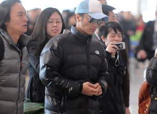 谢霆锋带天津特产返港 粉丝护驾派头十足