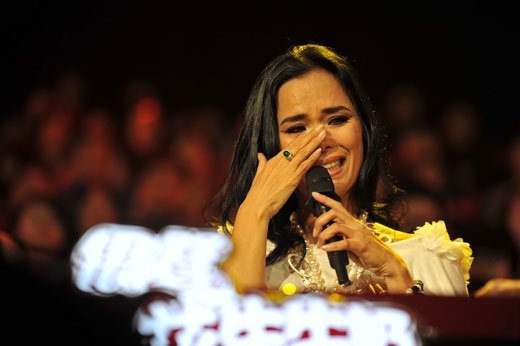 韦唯《歌声传奇》数度哽咽 称14年未与父亲见