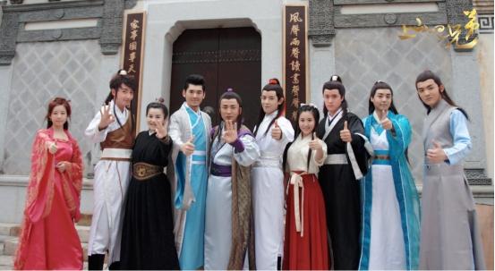 偶像剧男神敖犬撩妹“蛇”吻 妹仔大喊负责任