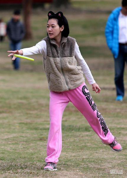 小S素颜带女儿公园玩耍 被认出亲切与路人合影