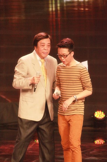 李玉刚录制《我们有一套》 向赵忠祥拜师学艺