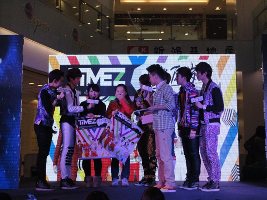 TimeZ劲歌热舞闹新年 大胆“示爱”上演男男吻