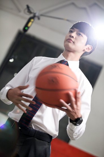 珉豪金宇彬月下打篮球
