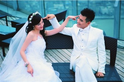 陈龙迎娶章龄之签保证书:一定好好伺候老婆孩子