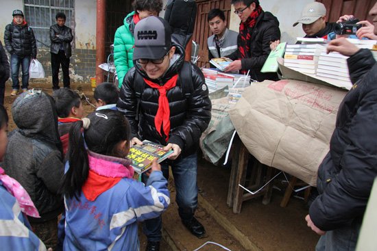 金志文加盟小桔灯公益行 创作正能量校歌