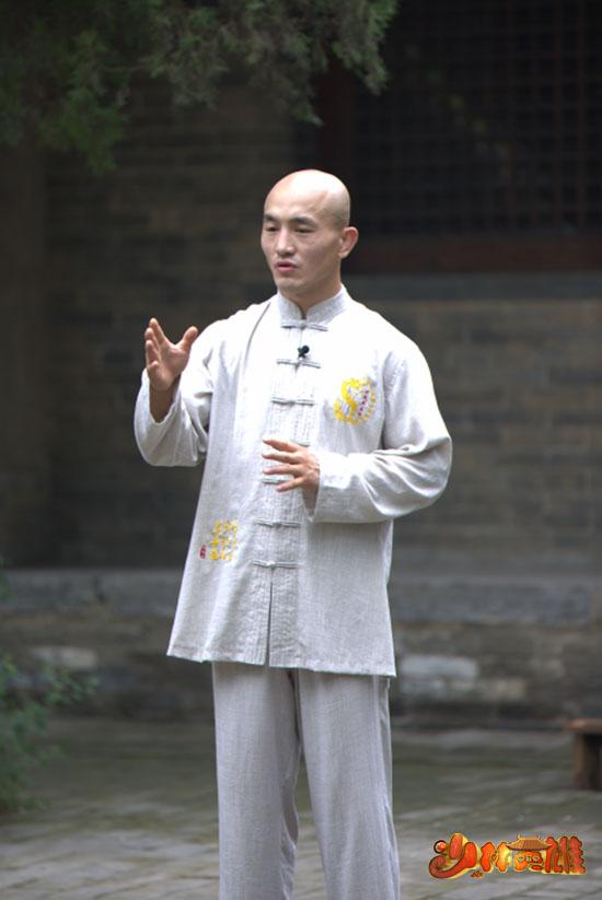 武僧一龙重回少林寺 遭少林小和尚"群殴"