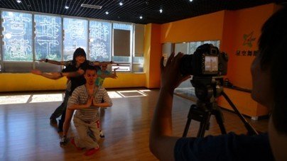 小觉练瘦身 打造新春第一神曲《魔力减肥咒》