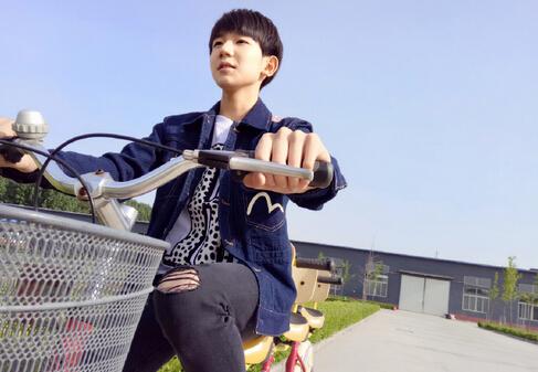 王源踩单车后座无人 粉丝留言哭求:载我_娱乐_腾讯网
