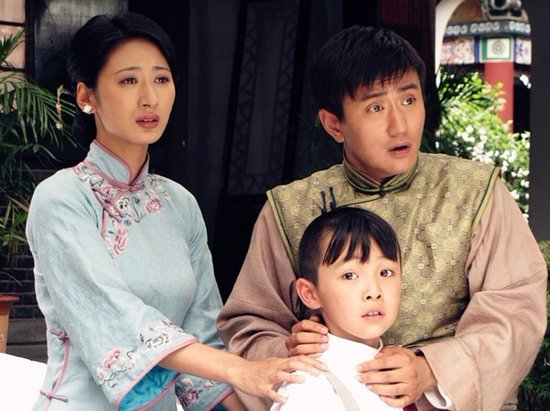 知名演员叶静此次颠覆形象饰演低智商少爷,与郭珍霓在剧中上演了一场图片