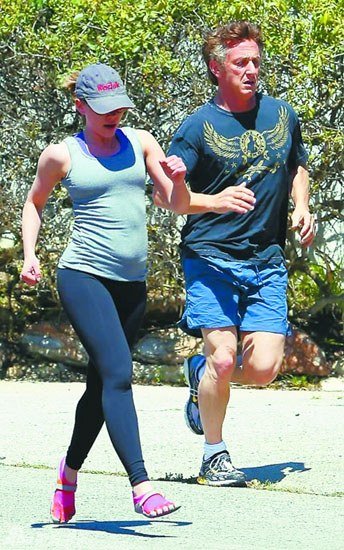 斯嘉丽·约翰逊小腹微突 与西恩慢跑锻炼(图)