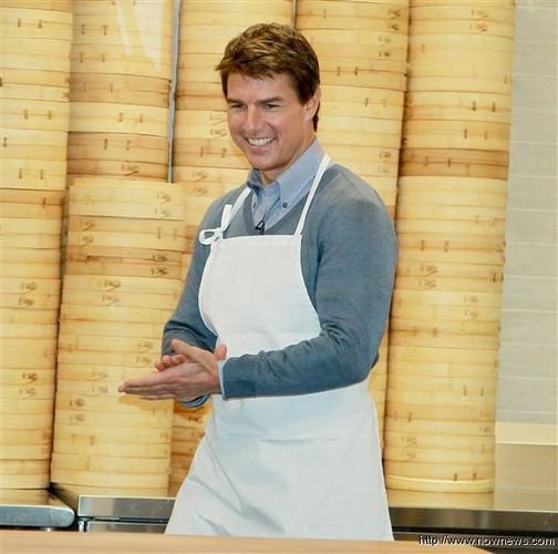 阿汤哥做小笼包表情认真 引粉丝兴奋爆粗口