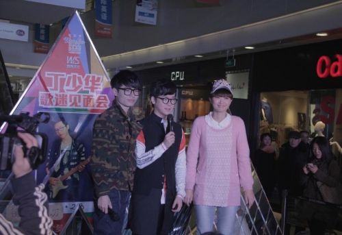 丁少华宣传新单曲《分手以后做朋友》 避谈感情