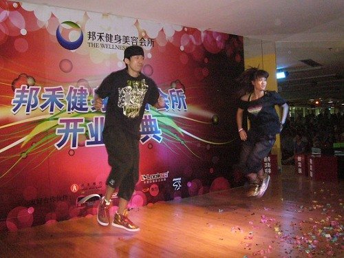 肌肉舞姿齐聚一堂教练秀明星型男秀美女(图)美女无敌演图片