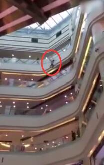 男子疑因未给女友买到电影票跳楼 警方称在调查