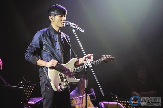 李荣浩出道2年收入1700万 高调暧昧杨丞琳