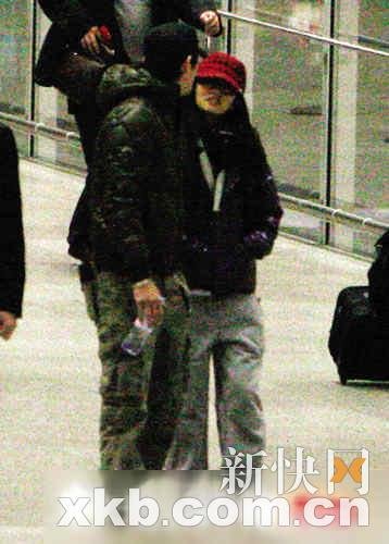 安以轩夜会韩国型男李承铉 亲密搂肩疑热恋(图