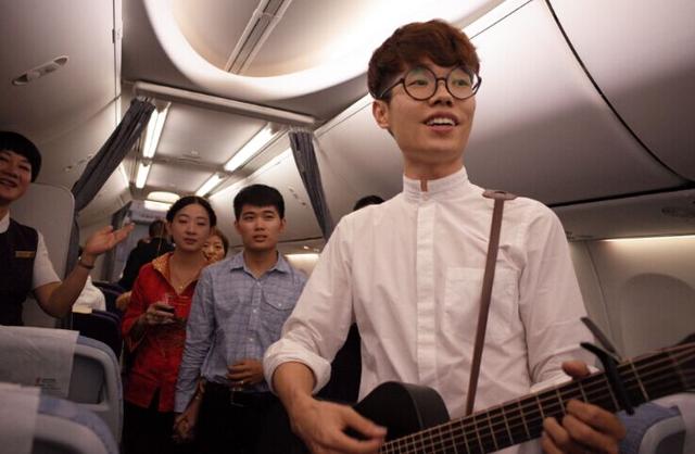 李行亮航班上唱《愿得一人心》 为新人送祝福