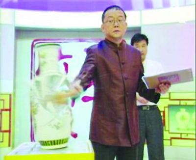 《天下收藏》坚持“砸” 制片人称对真假有自信