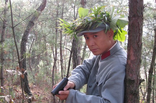 《弹孔》热播收视狂飙 郭广平演绎战地浪漫曲