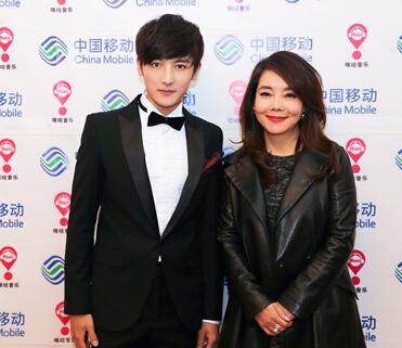 古亚鹏演出遭歌迷献吻 请前辈辛晓琪指点唱功