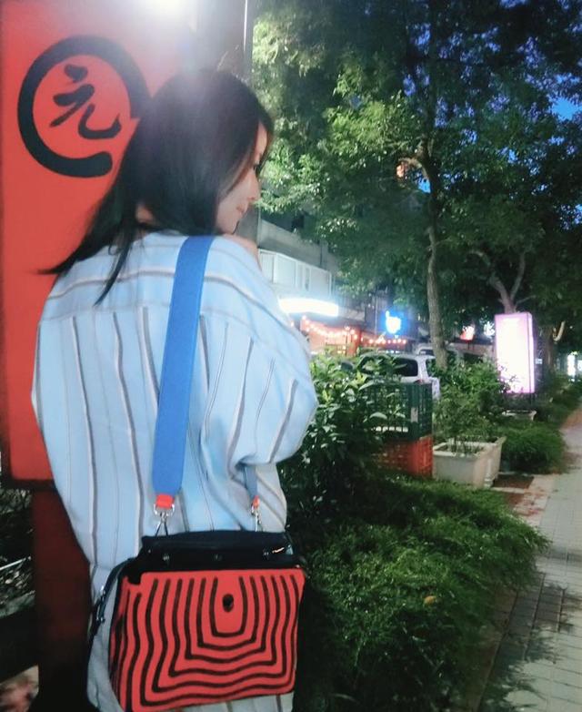 林心如变人妻后首晒照 回眸微笑正面身形仍是谜