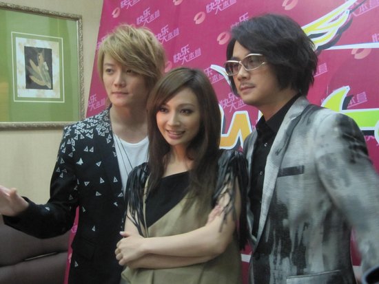 方大同飞儿登陆大本营 与快乐家族亲密互动