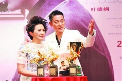 刘德华笑称\这辈子都靠女人\