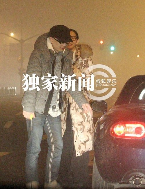 平安女友朱洁静_好声音平安恋情曝光与女友街头拥吻图
