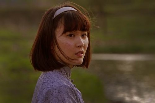 《远去的飞鹰》热拍 袁菲清纯学生装亮相