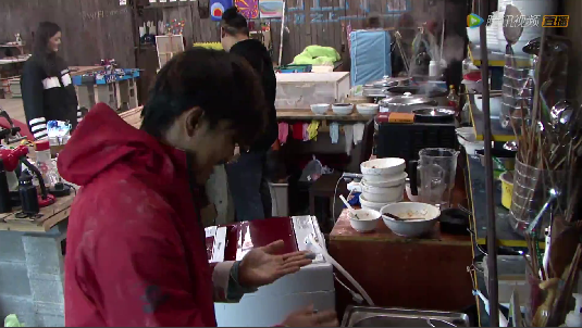 丘子健调侃胖虎是投票达人 小宝反常搬床发泄